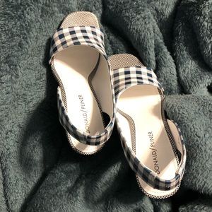 Donald Pliner size 6, stripe blue and white, new